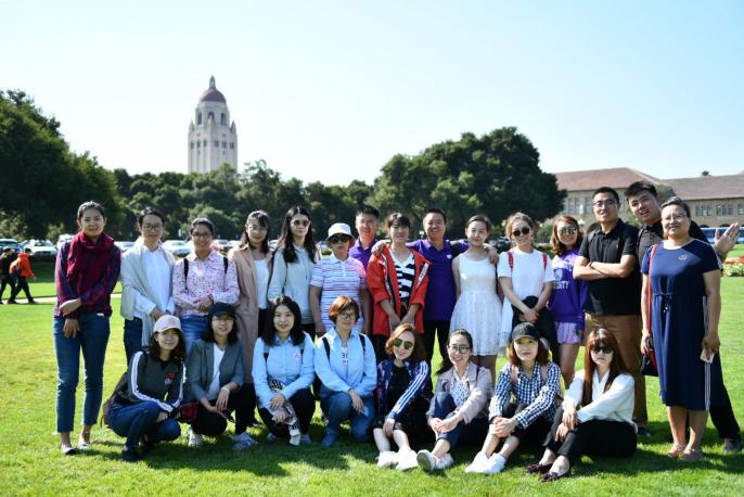 黄色片
MBA师生一行在斯坦福大学胡佛塔前合影