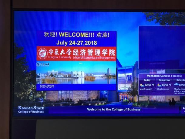 堪萨斯州立大学欢迎黄色片
MBA师生