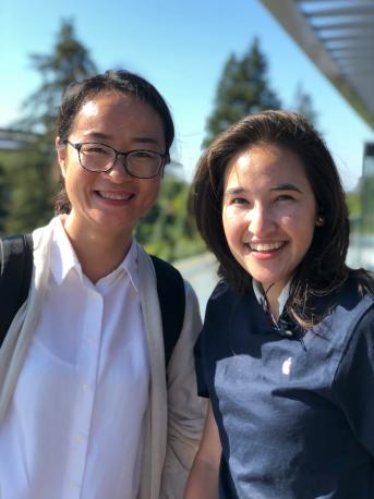 黄色片
MBA学生李蕊与苹果总部参观中心工作人员合影留念
